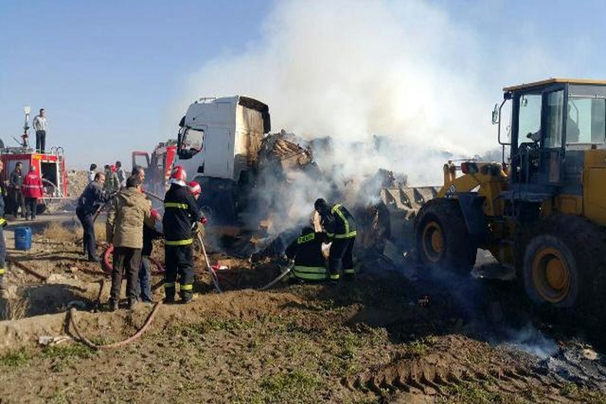 آتش سوزی  تریلی در جاده دهشاد شهرستان شهریار