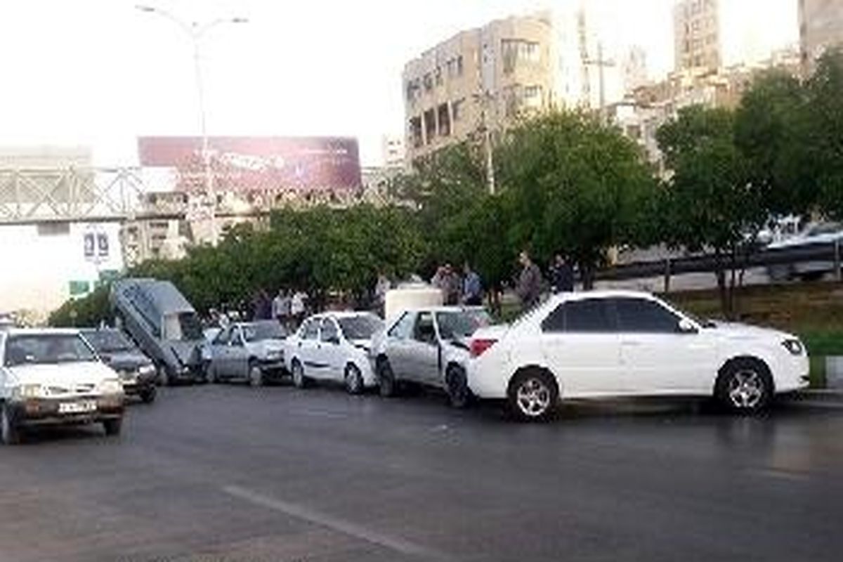 تصادف ۱۱دستگاه خودرو در محمودآباد