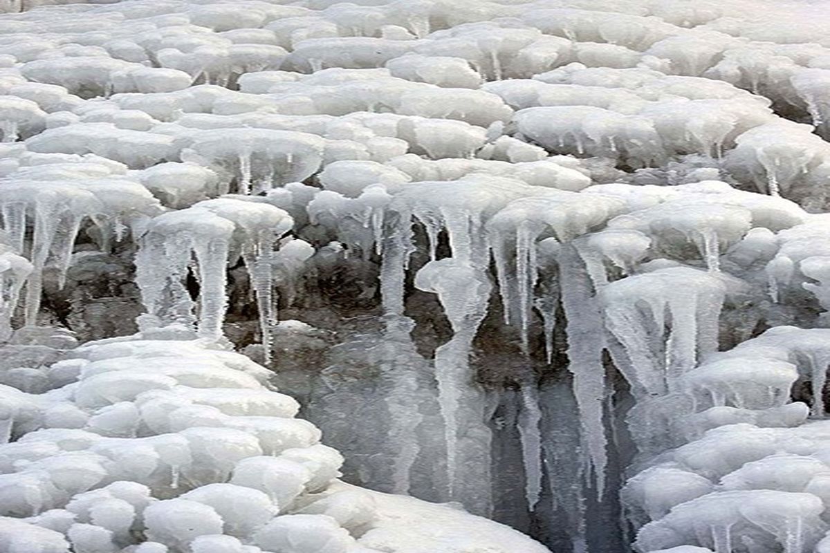 آبشار گنجنامه همدان یخ زد