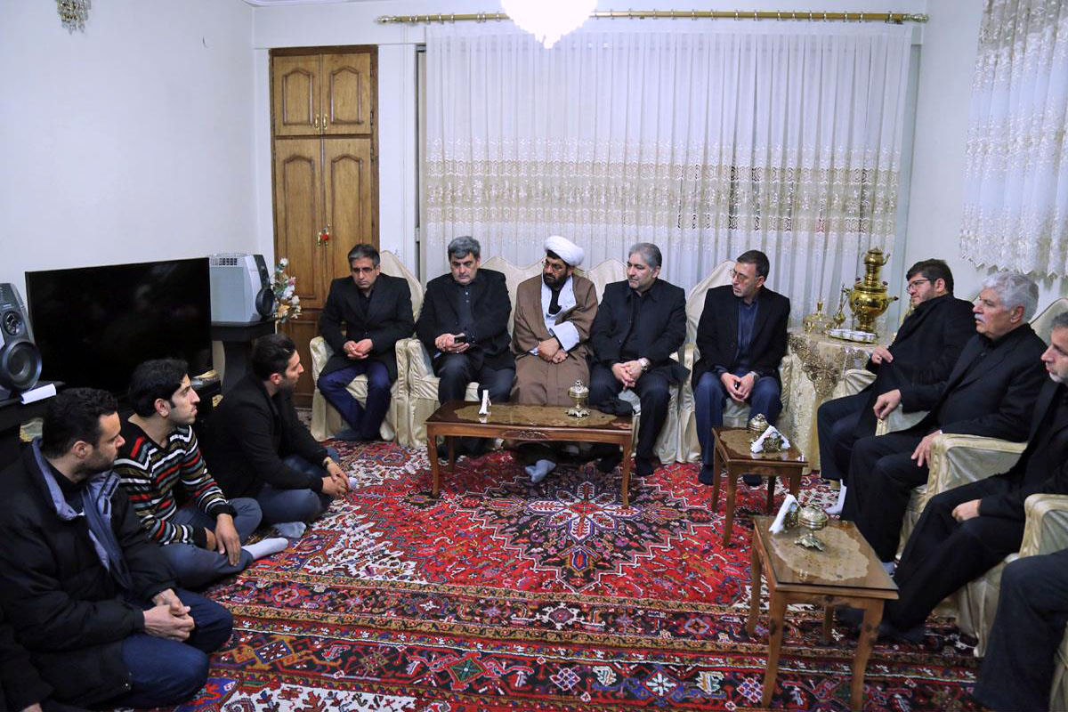 فرستادگان هیات دولت با خانواده‌های جان‌باختگان حادثه ریلی دیدار کردند