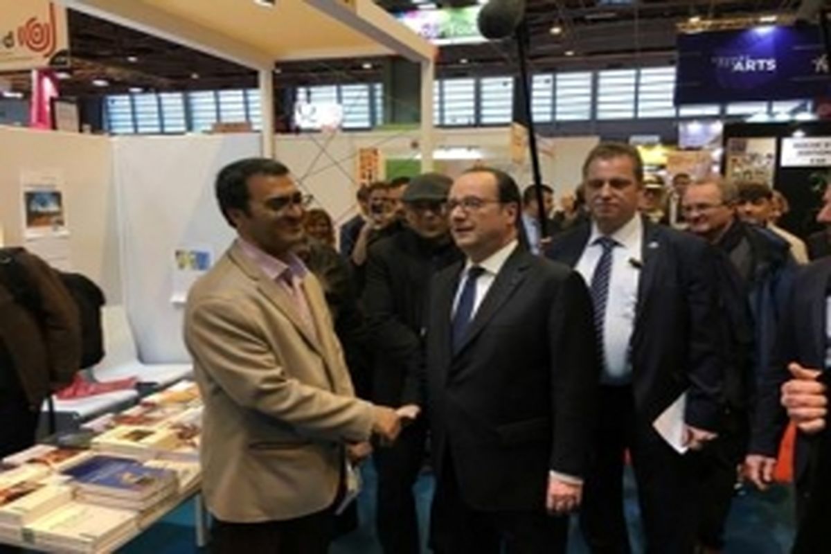 بازدید رئیس جمهور فرانسه از غرفه ایران در نمایشگاه کتاب پاریس