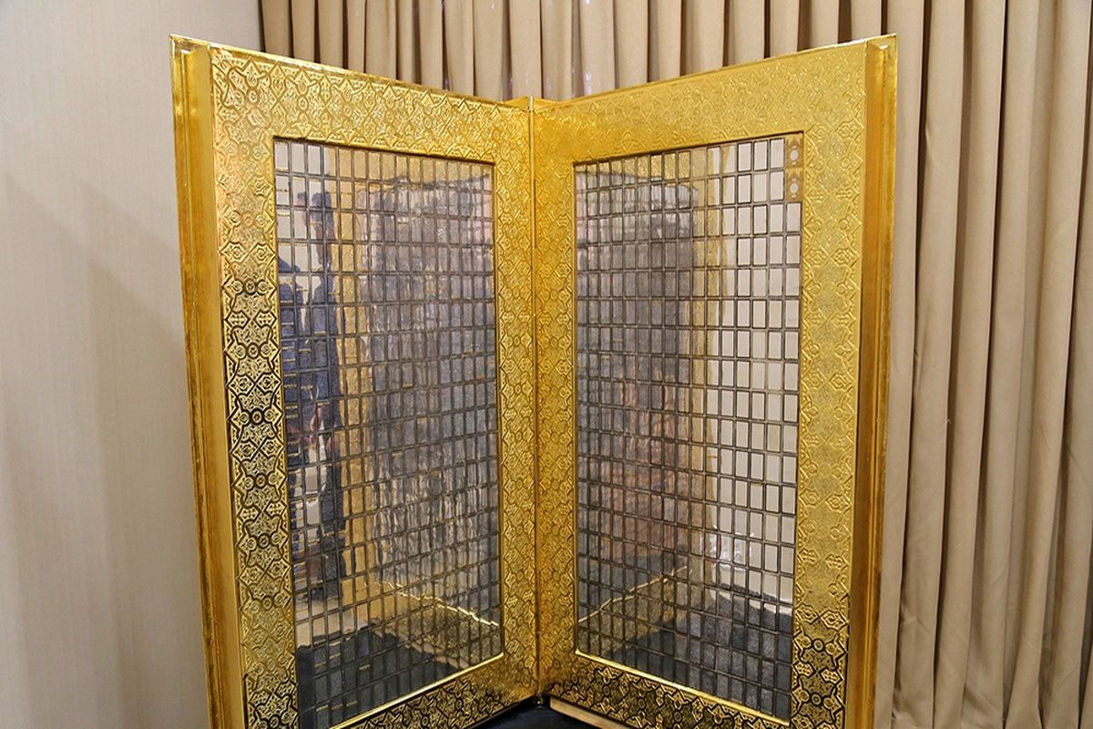بزرگ ترین قرآن طلای جهان در قم رونمایی شد