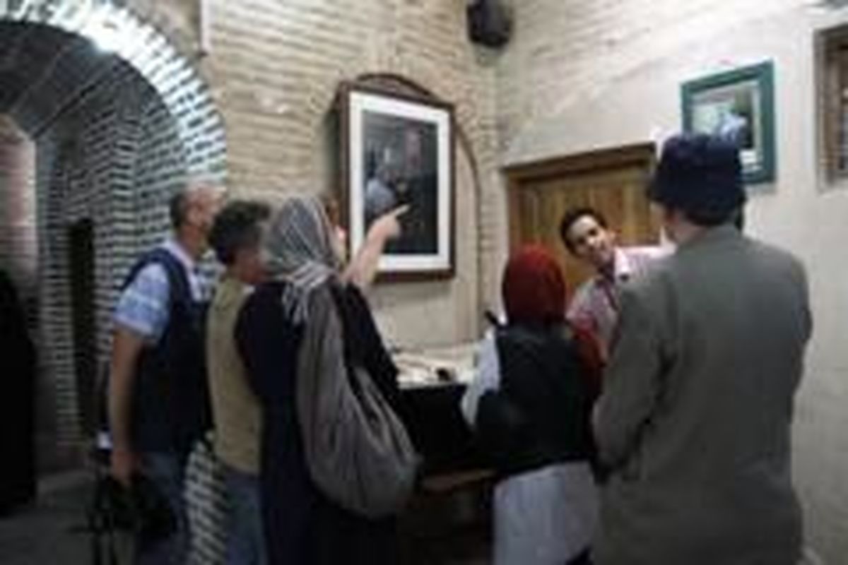گردشگران خارجی قطار عقاب طلایی از اماکن تاریخی یزد بازدید کردند