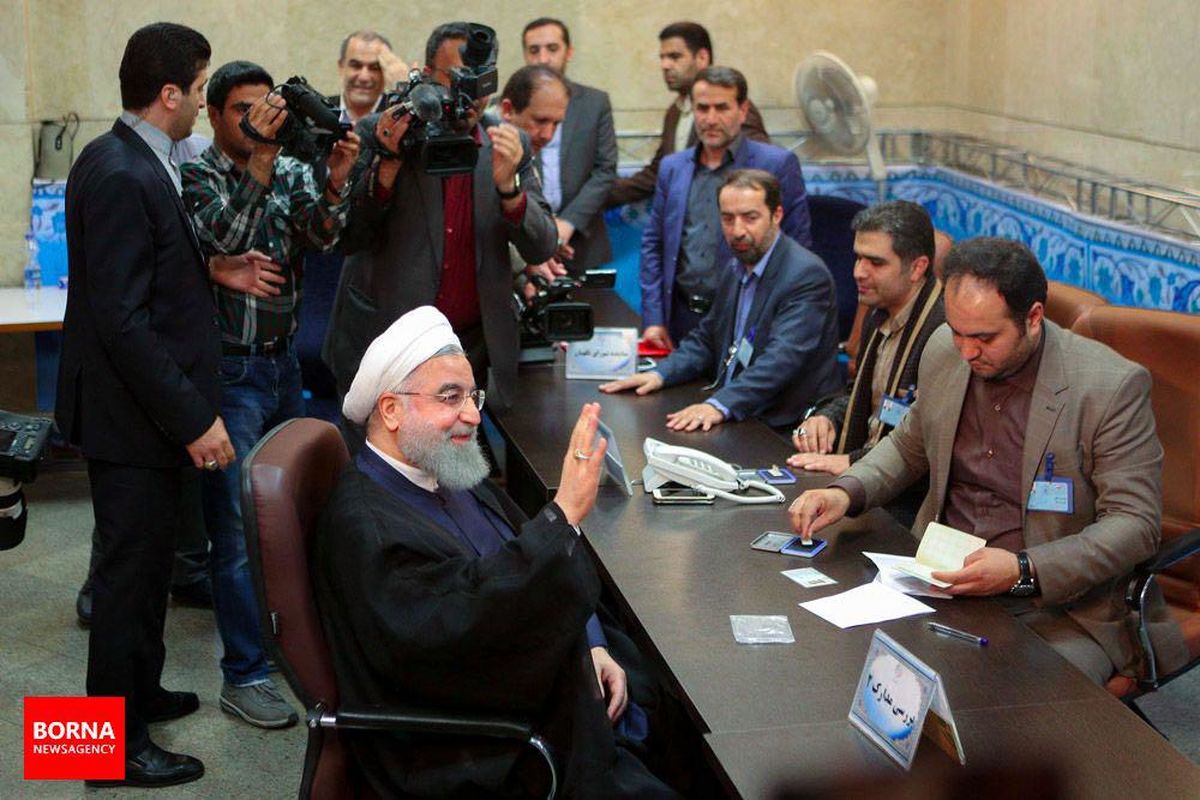 دکتر روحانی در انتخابات ریاست جمهوری ثبت نام کرد/ بازدید رییس جمهور از ستاد انتخابات کشور