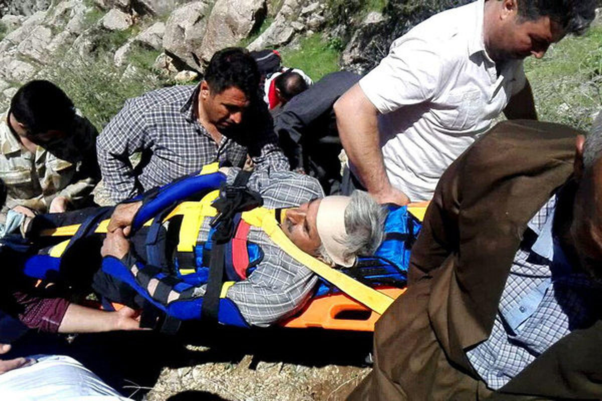 یک کوهنورد مصدوم در کامیاران از سوی امدادگران هلال احمر نجات یافت