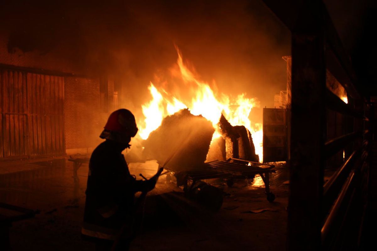 آتش سوزی در مجتمع مسکونی چهار طبقه ای در امانیه