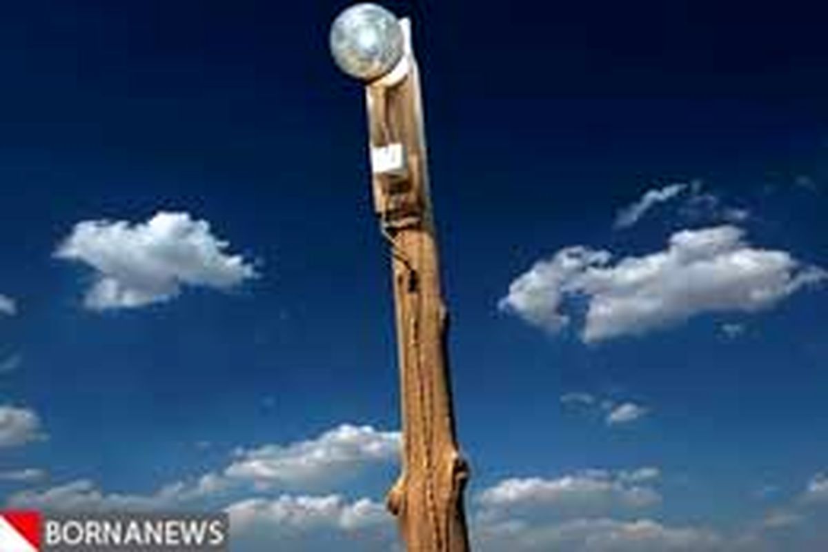 برخورد خودرو با تیر چراغ برق حادثه آفرید