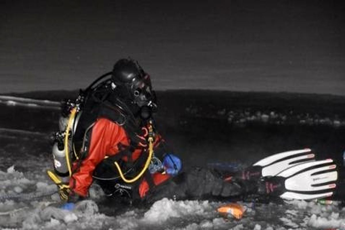 نجات یک زن در عمق ۳متری حوضچه یخ