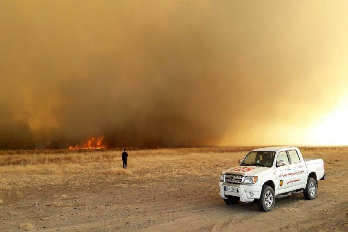 ساعت تلاش آتش نشانان برای مهار آتش در تالاب میقان۱۶