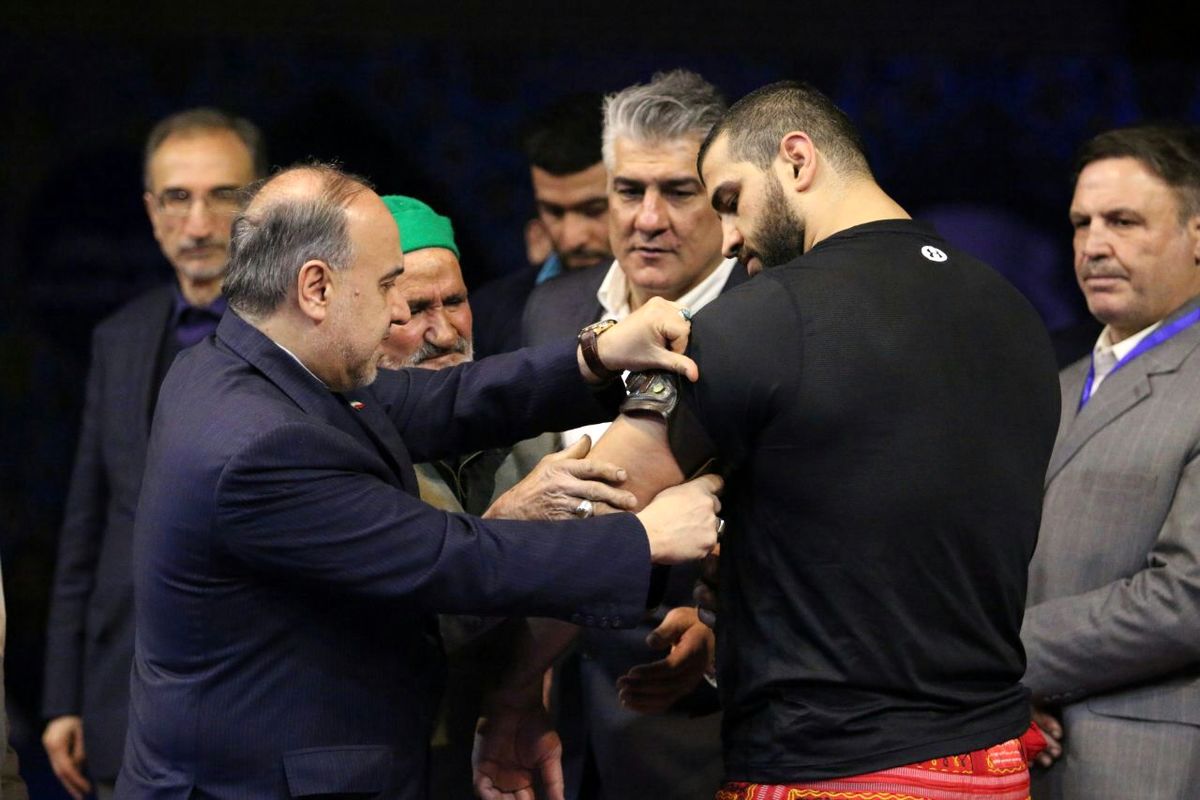 وزیر ورزش‌وجوانان بازوبند پهلوانی کشور را بر بازوی جابر صادق‌زاده بست