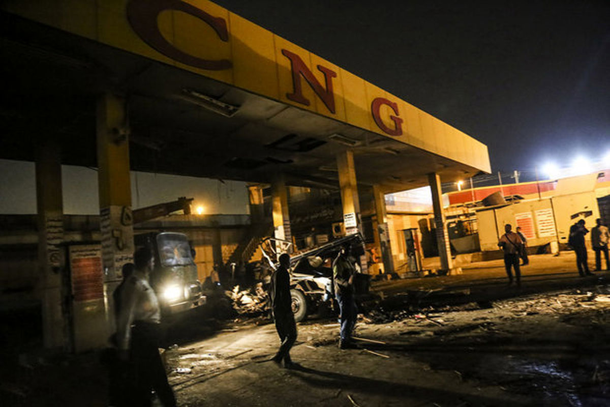 بسیج نیروهای امدادی برای مهار آتش/ ۴ نفر مصدوم شده اند