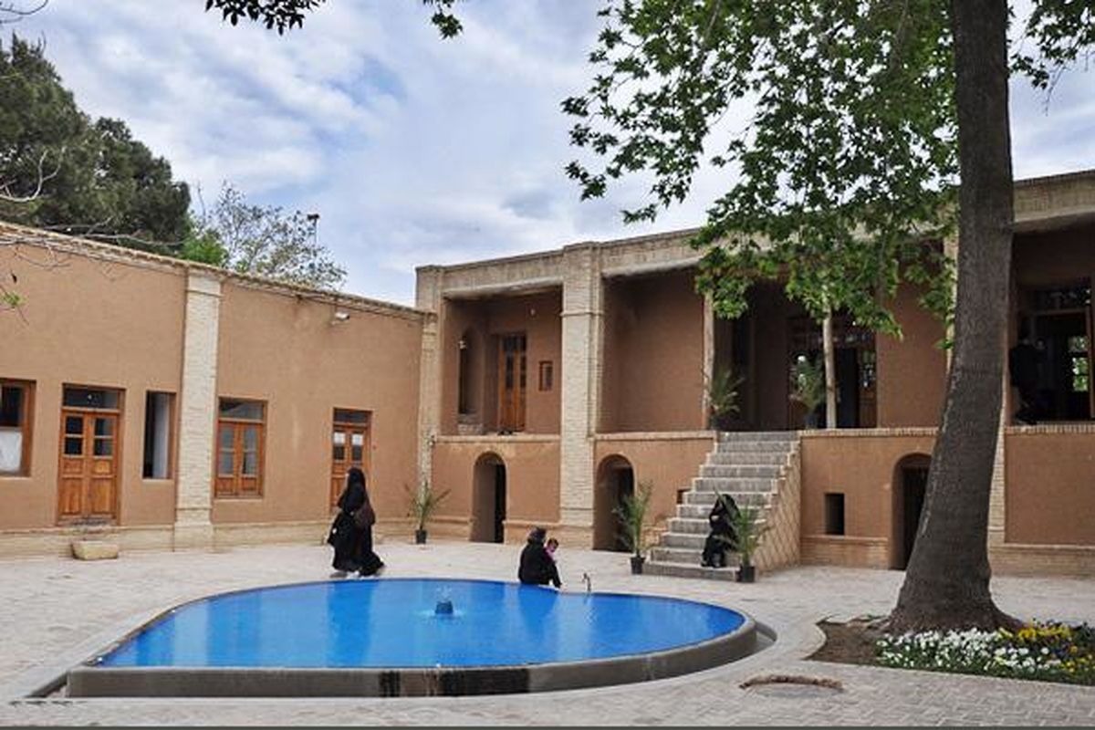 خانه تاریخی  امام خمینی توسط تشکل های دانش آموزی گلباران  می شود