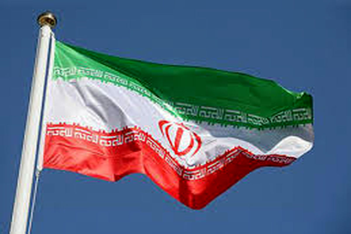 به اهتراز درآوردن پرچم جمهوری اسلامی ایران در مدارس البرز