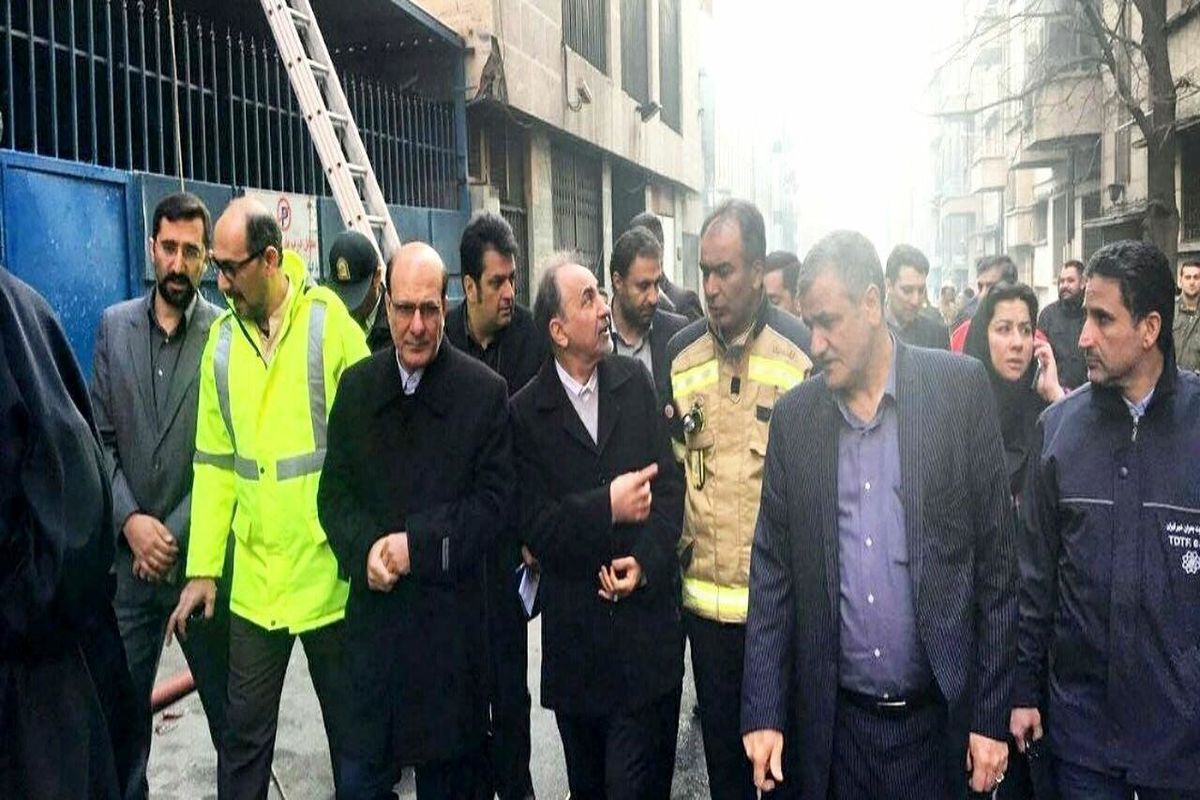 حضور شهردار تهران در محل آتش سوزی ساختمان وزارت نیرو