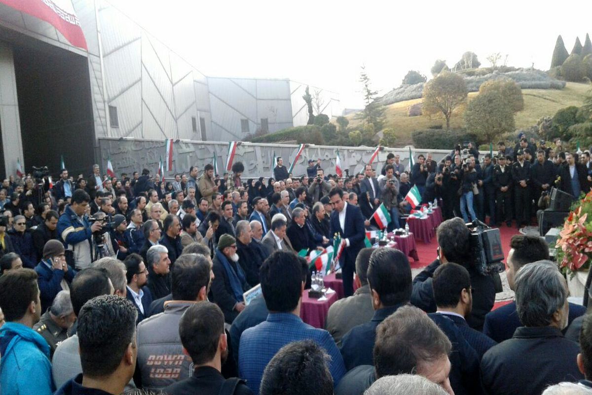 اهدا پرچم به اقوام ایرانی