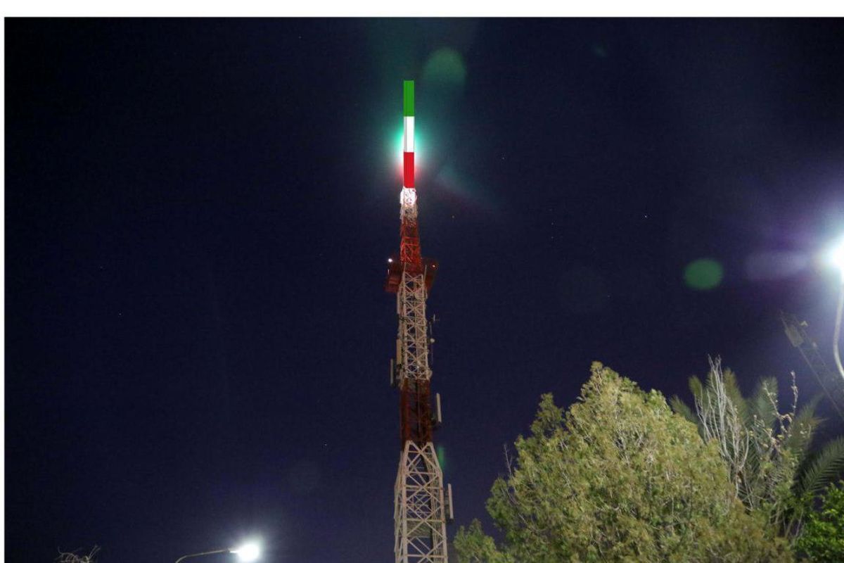 نصب پرچم جمهوری اسلامی ایران در بالاترین نقطه دکل ۷۵ متری صدا و سیمای فارس