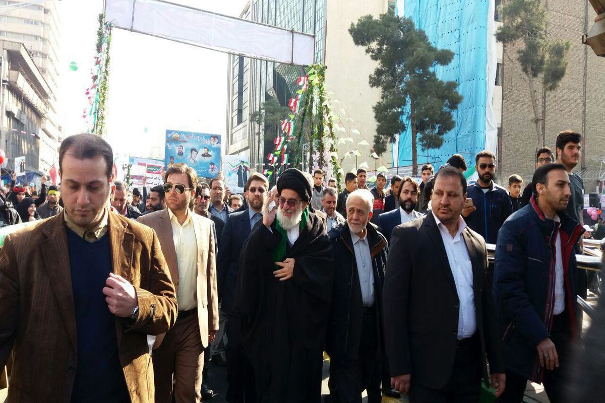 رئیس مجمع تشخیص مصلحت نظام با راهپیمایان همراه شد