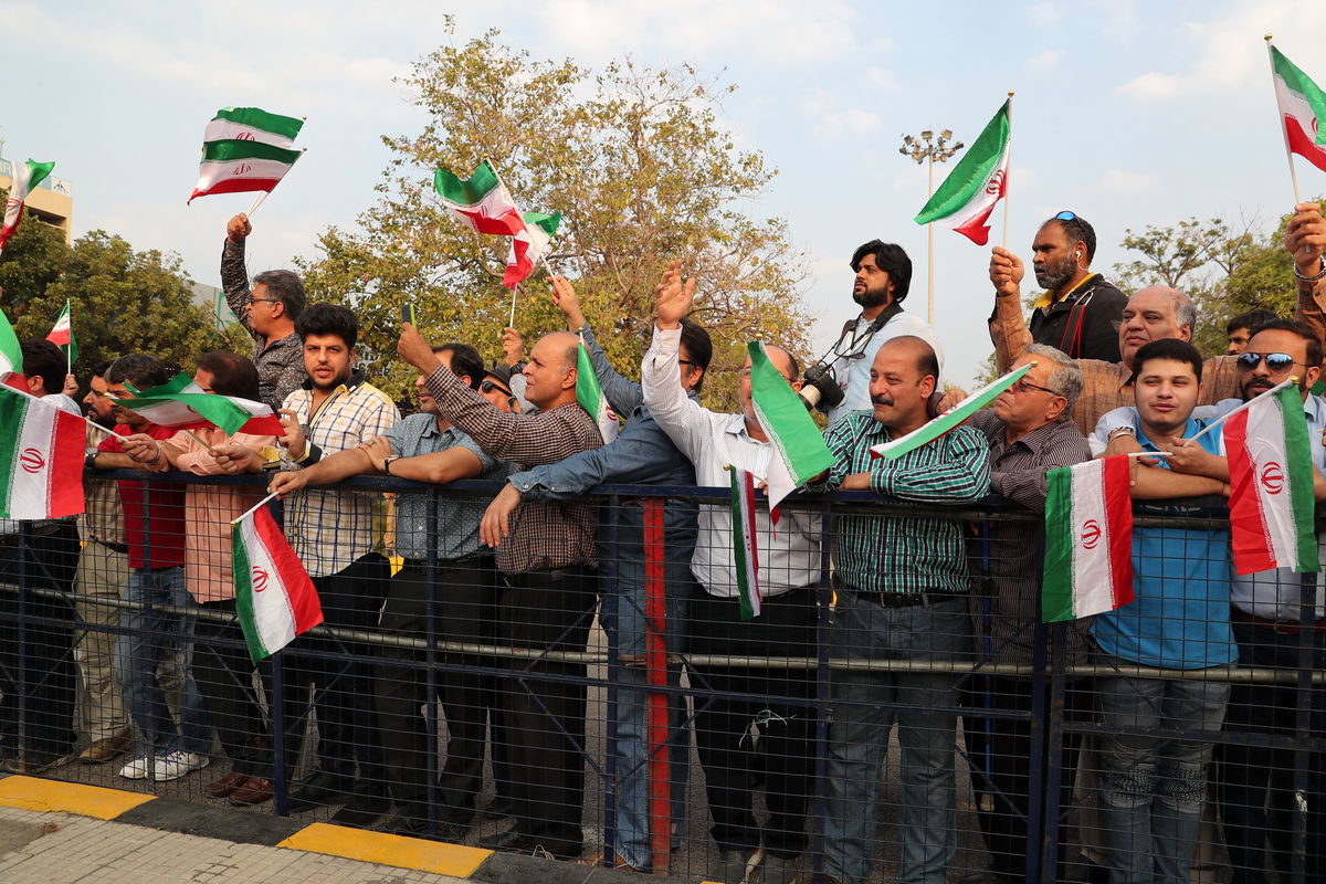 استقبال دوست‌داران ایران اسلامی از دکتر روحانی در فرودگاه حیدرآباد