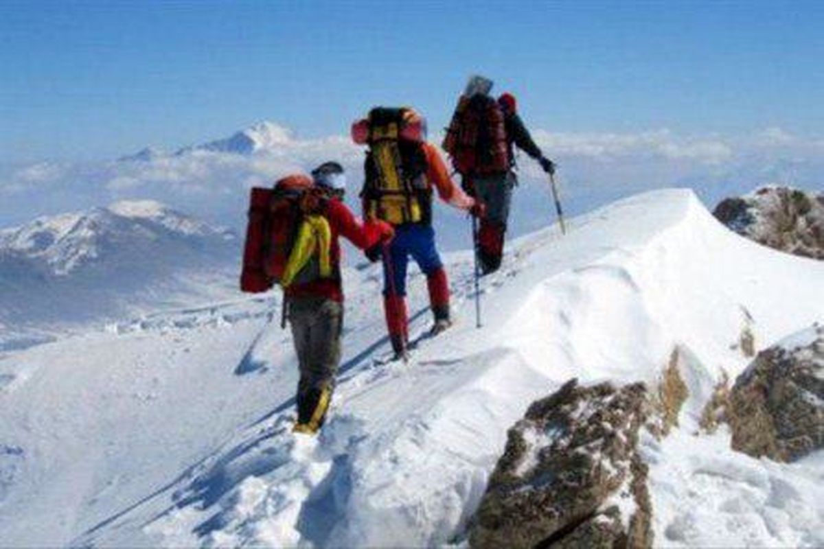گم شدن ۱۵ کوهنورد زنجانی در برف و کولاک کوه های طارم