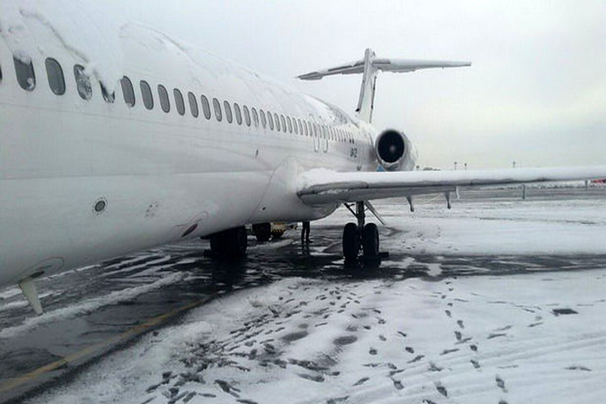 با وجود بارش سنگین برف در طول ساعات گذشته، همچنان باند این فرودگاه فعال است