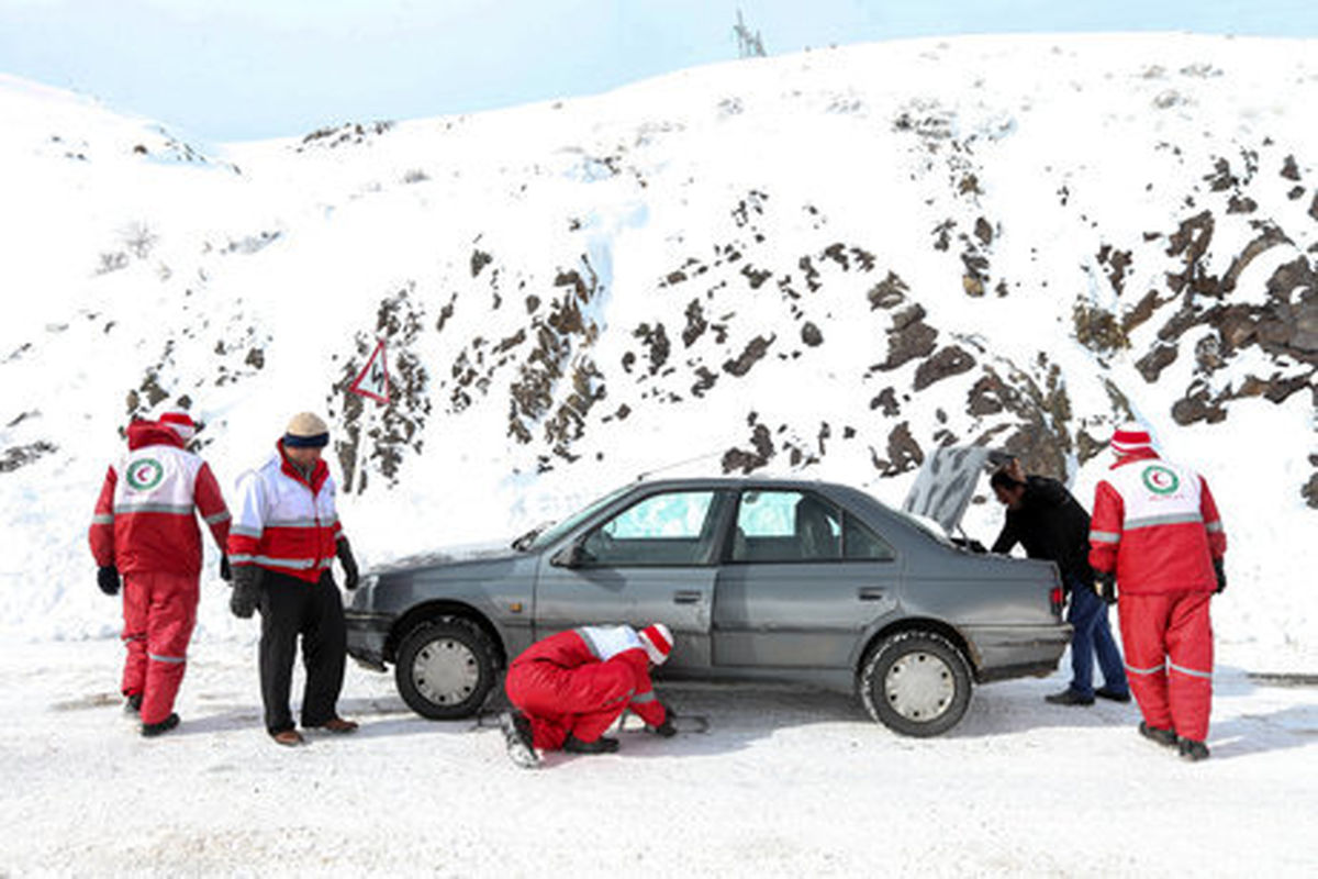 امداد رسانی به ۱۷۵مسافر گرفتار برف و کولاک در جاده های استان زنجان