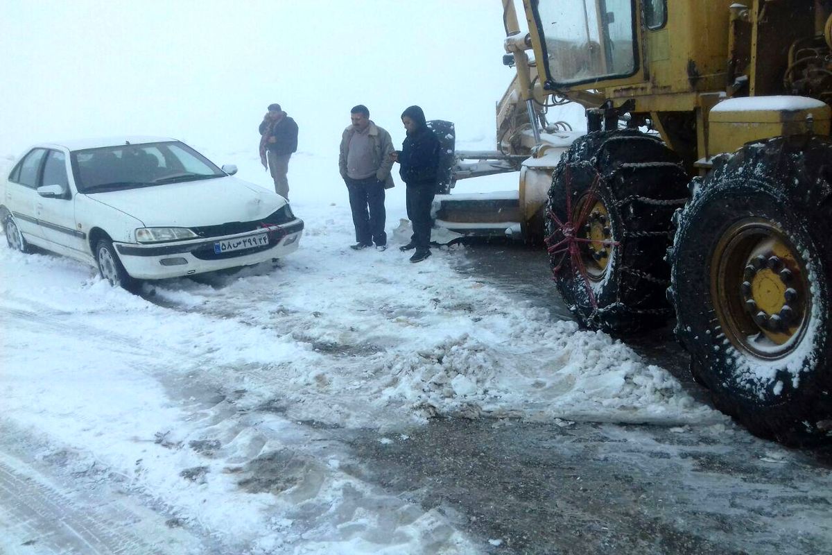تلاش ۱۷۰نفر نیروی راهدار/نجات ۱۴۴وسیله نقلیه گرفتار در برف