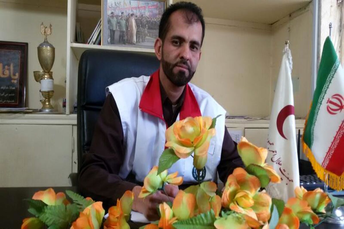 اهداء گل به معلمان مدارس توسط اعضا جوانان هلال احمرشادگان