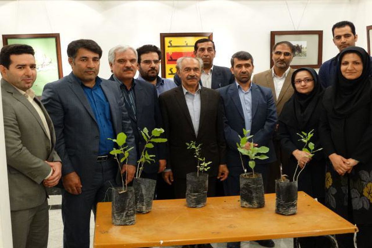 افتتاح نمایشگاه پوستر و عکس با موضوع زمین پاک در لرستان