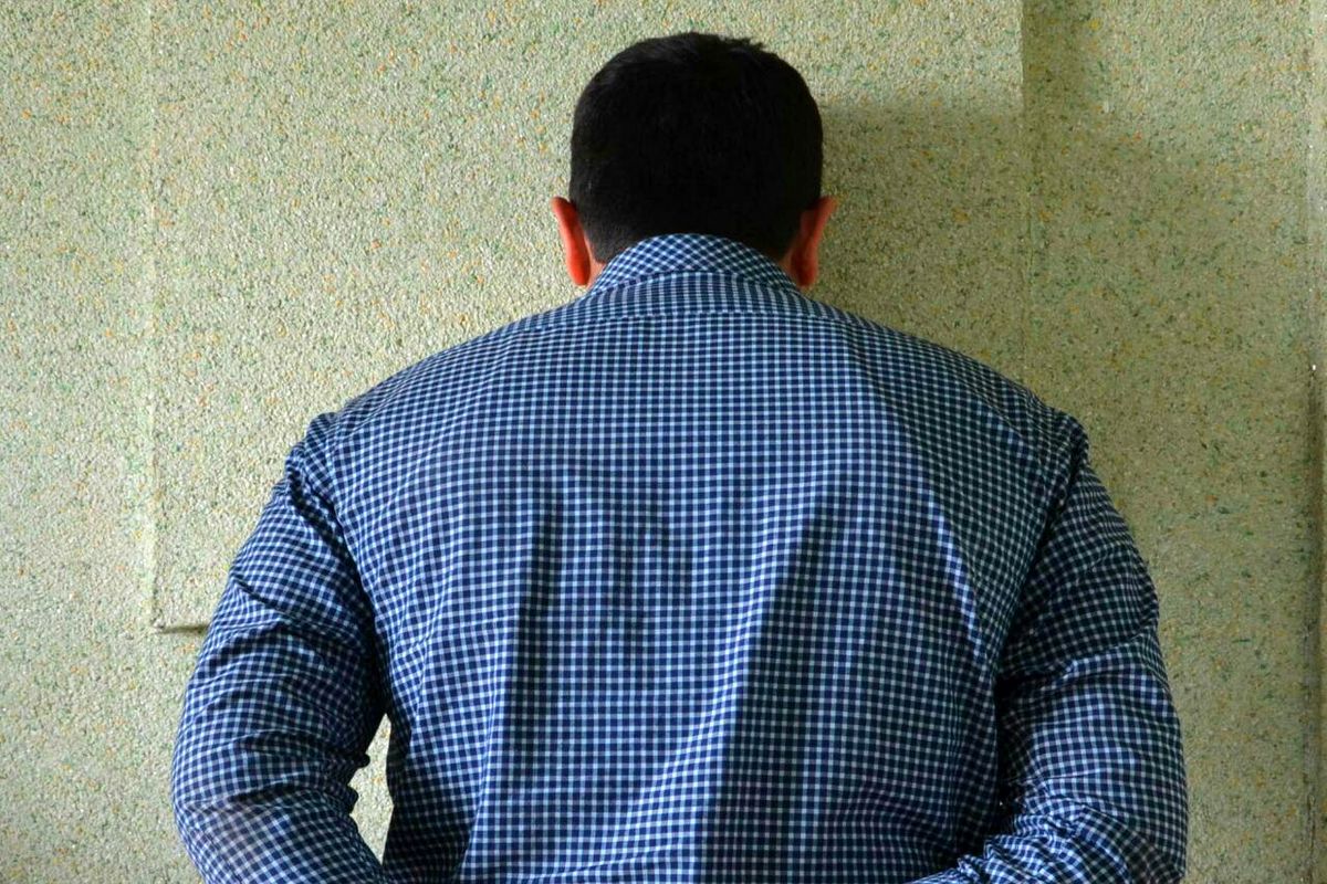 استاد دانشگاه قلابی با یک میلیارد ریال کلاهبرداری توسط پلیس شهرستان بهارستان دستگیر شد