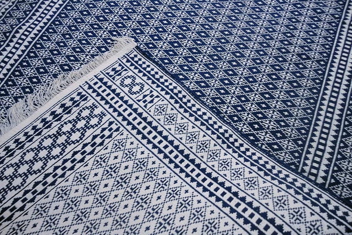 اهدای زیلوی بافت میبد به مسجد ریاست جمهوری