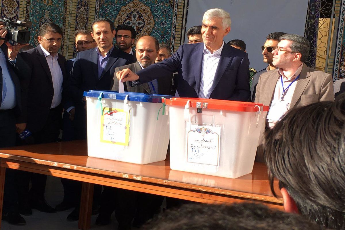 استاندار فارس رای خود را در شاهچراغ به صندوق انداخت