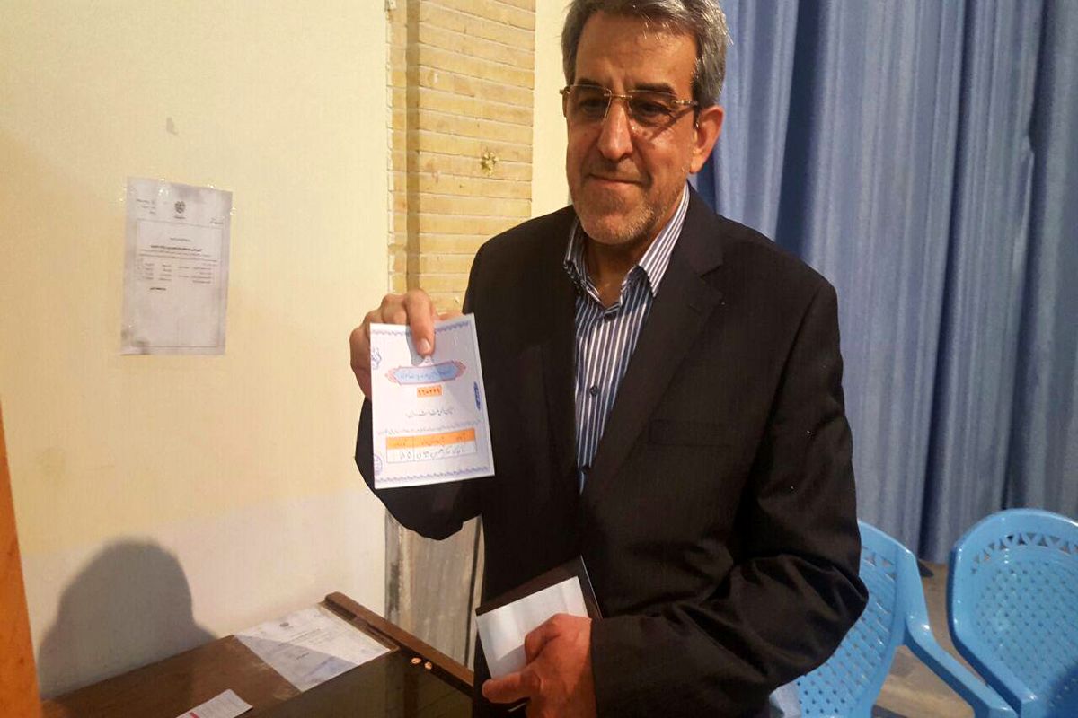 رئیس ستاد انتخاباتی دکتر روحانی در استان کرمان رای خود را به صندوق انداخت