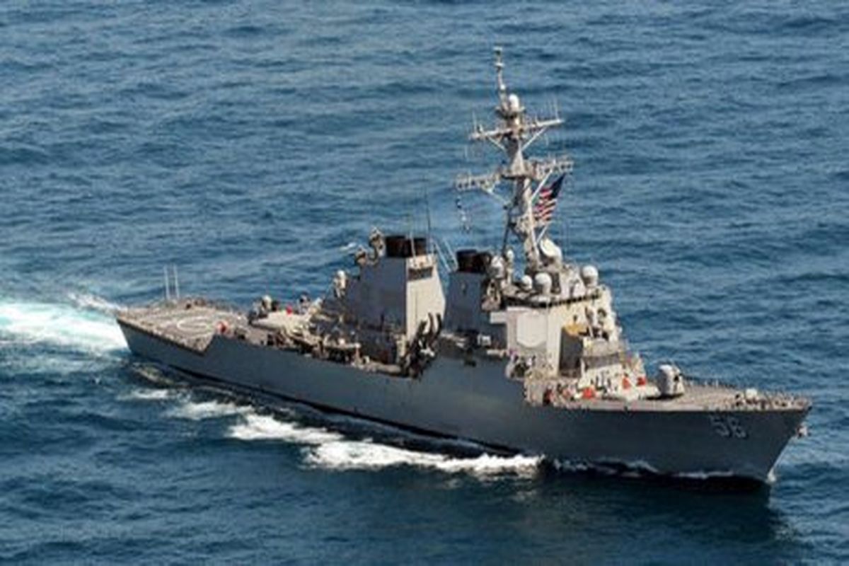 نزدیک شدن قایق ایرانی به ناو آمریکا در خلیج فارس