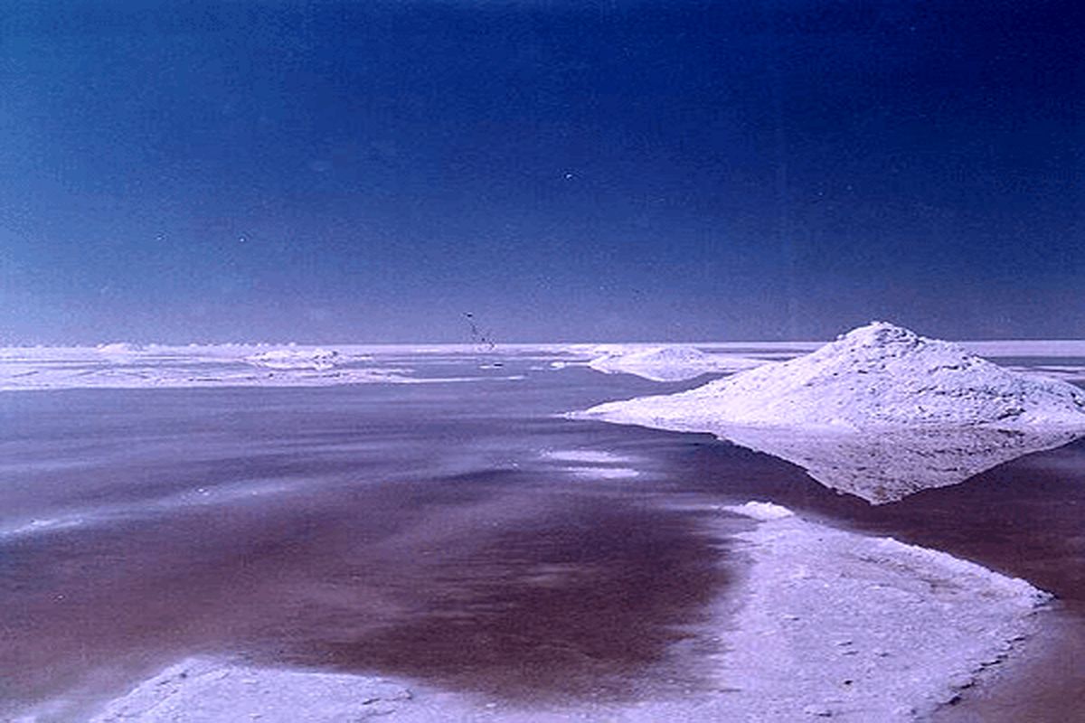 کاهش رطوبت دریاچه نمک سبب افزایش گرد و غبارهای نمکی می‌شود