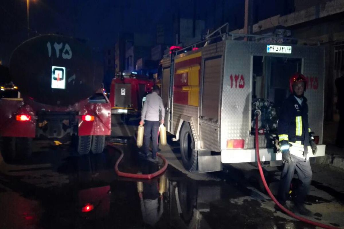 آتش سوزی در کارخانه یخ/ مراجعه حضوری کارکنان غافلگیر شده به آتش نشانی