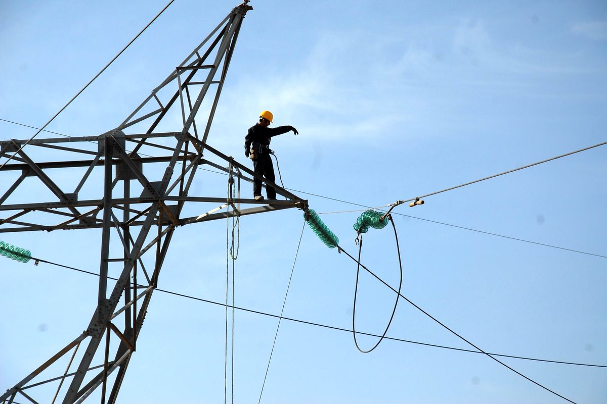 اقدام گروههای عملیاتی برای عادی سازی وضعیت شبکه برق اهواز در زمان حوادث امروز
