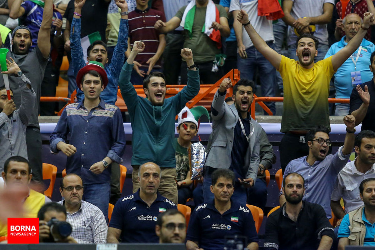 شادی "سید احمد خمینی" پس از پیروزی تیم ملی والیبال/ ببینید