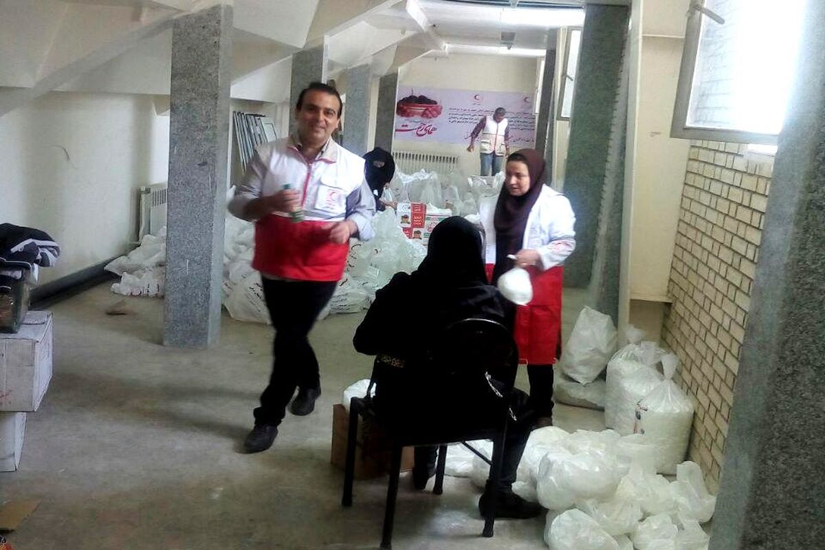 توزیع بیش از ۹۰۰ بسته غذایی و پوشاک و البسه و برپایی سفره های مهربانی