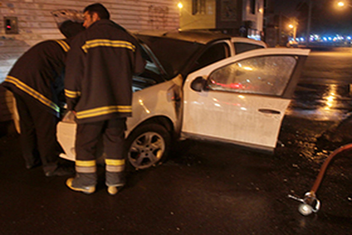 حریق خودرو ساندرو در بلوار شهید بهشتی قزوین مهار شد