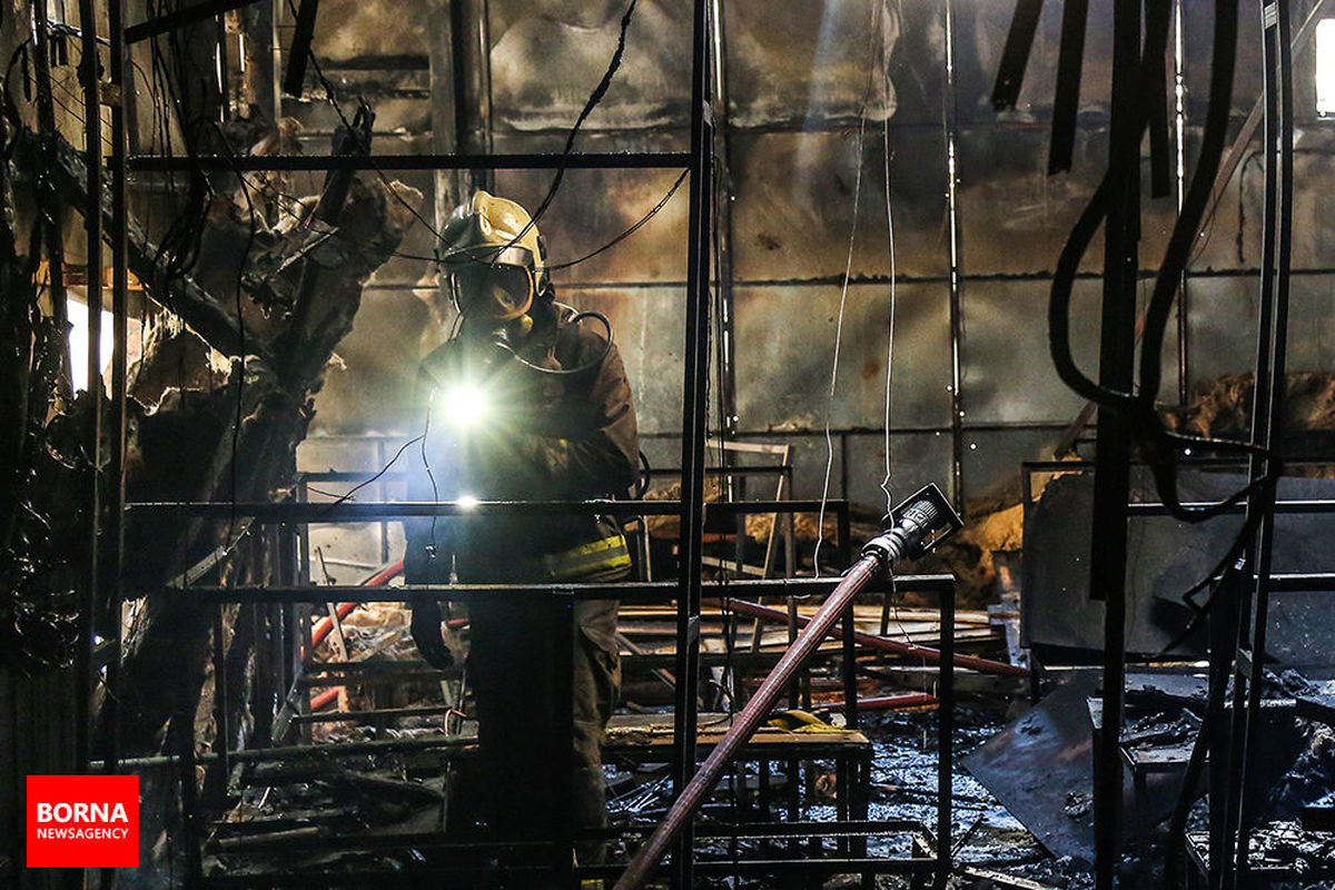 مصدومیت یک خانم و نجات ۴ مرد در آتش سوزی هتل آپادانا تهران