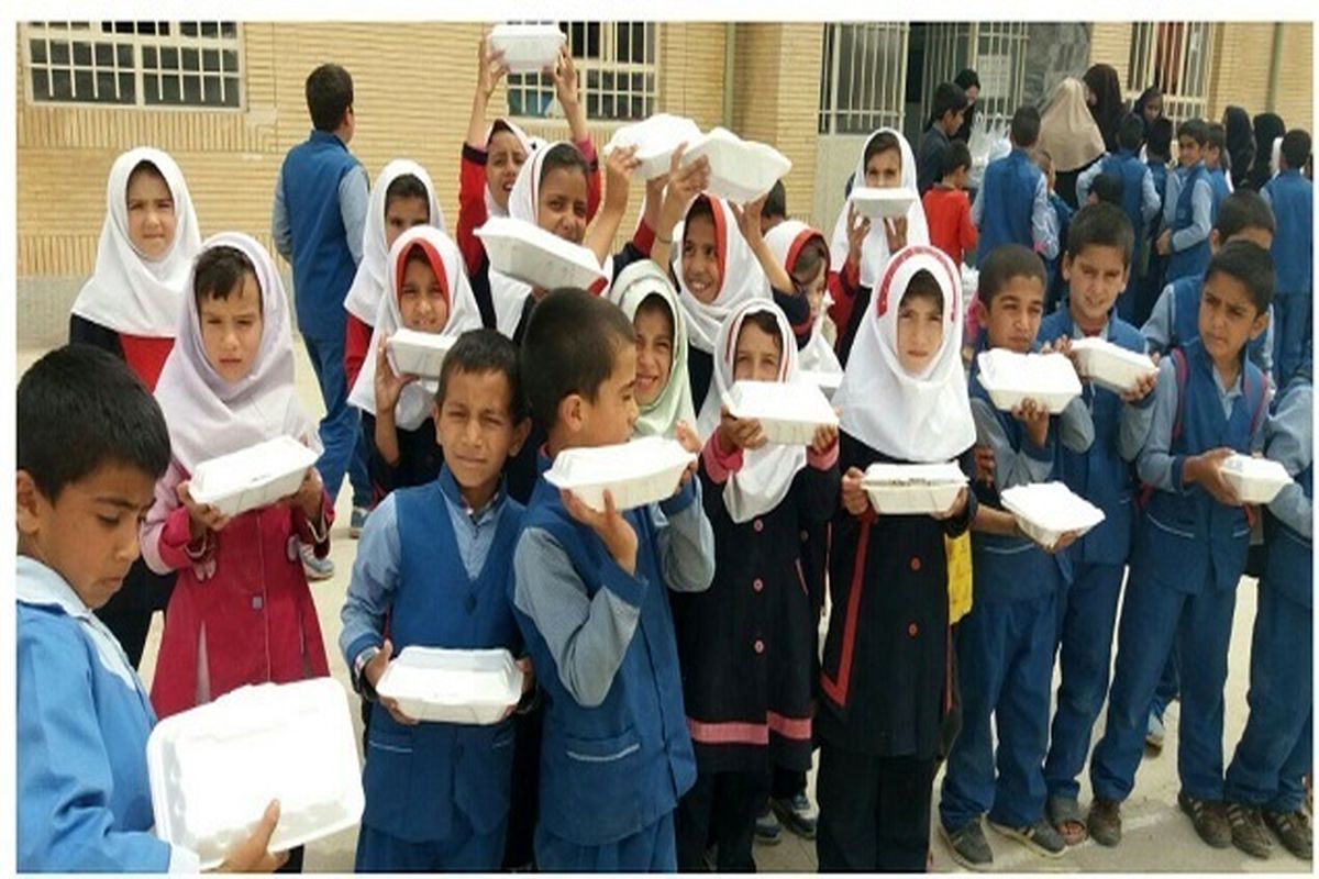 توزیع غذای گرم در بین دانش آموزان بجنوردی توسط خیرین