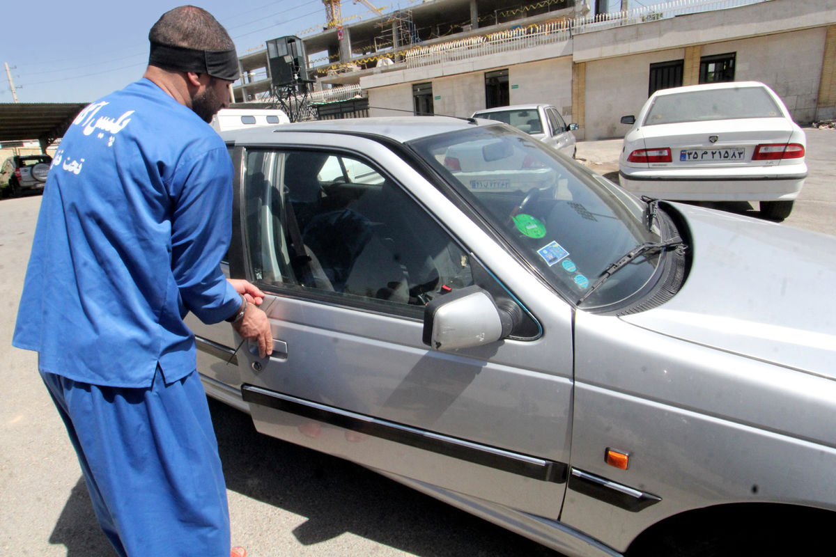 سارق حرفه ای داخل خودرو با ۸ فقره سرقت در دزفول دستگیر شد