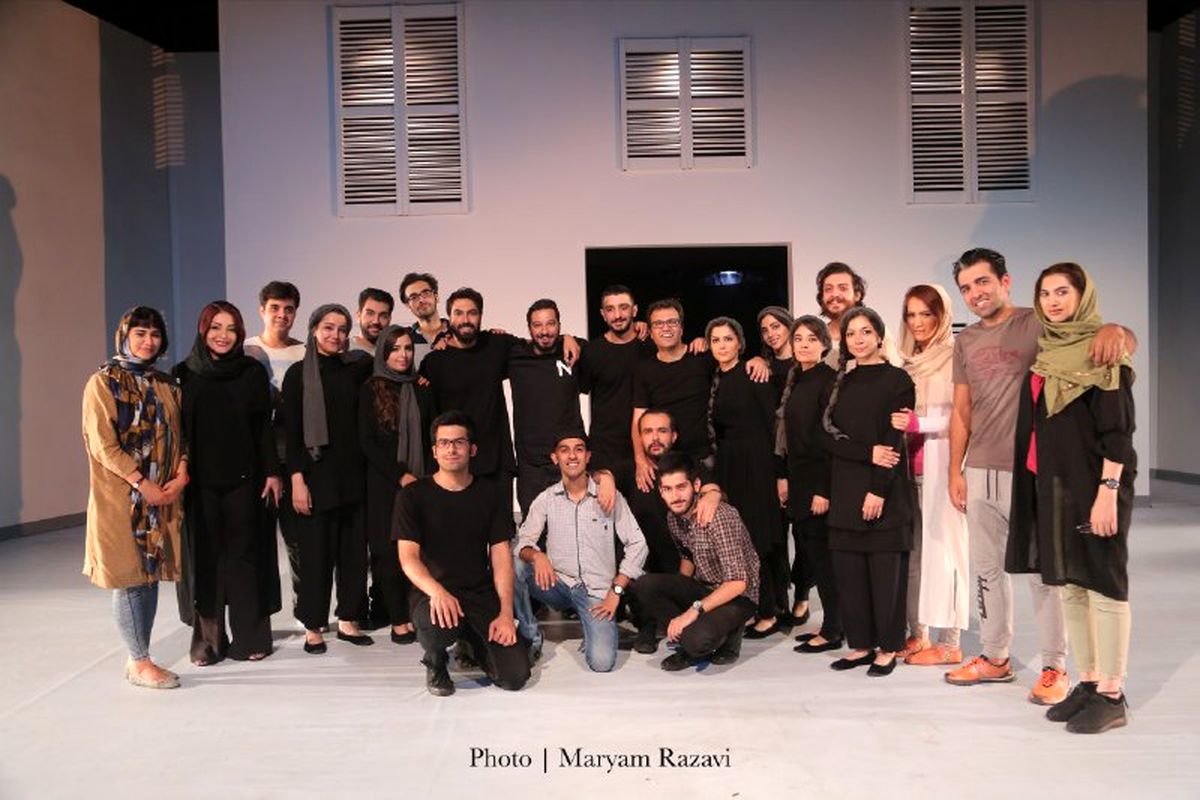 نمایش« هملت، تهران۲۰۱۷» به نوید محمدزاده تقدیم شد