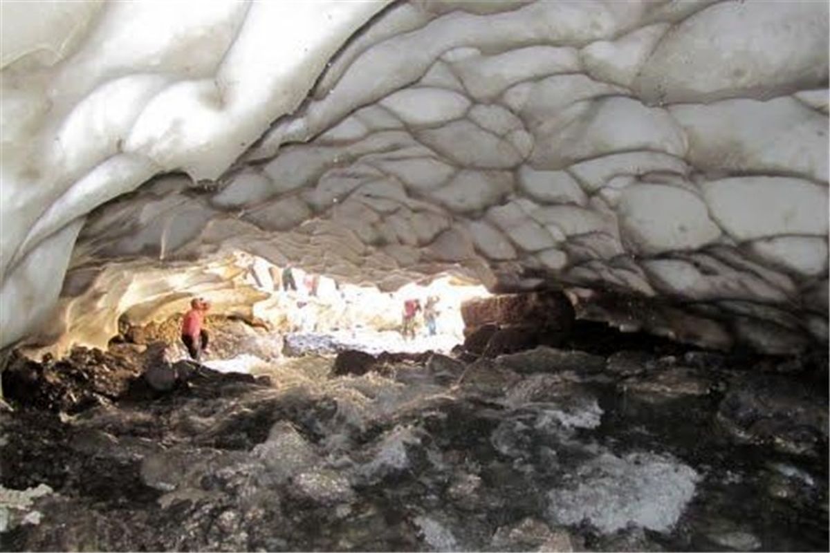 افزایش دما علت اصلی فروریختن پل برفی لرستان/ برای نگهداری این یخچال طبیعی کاری نمی توان کرد