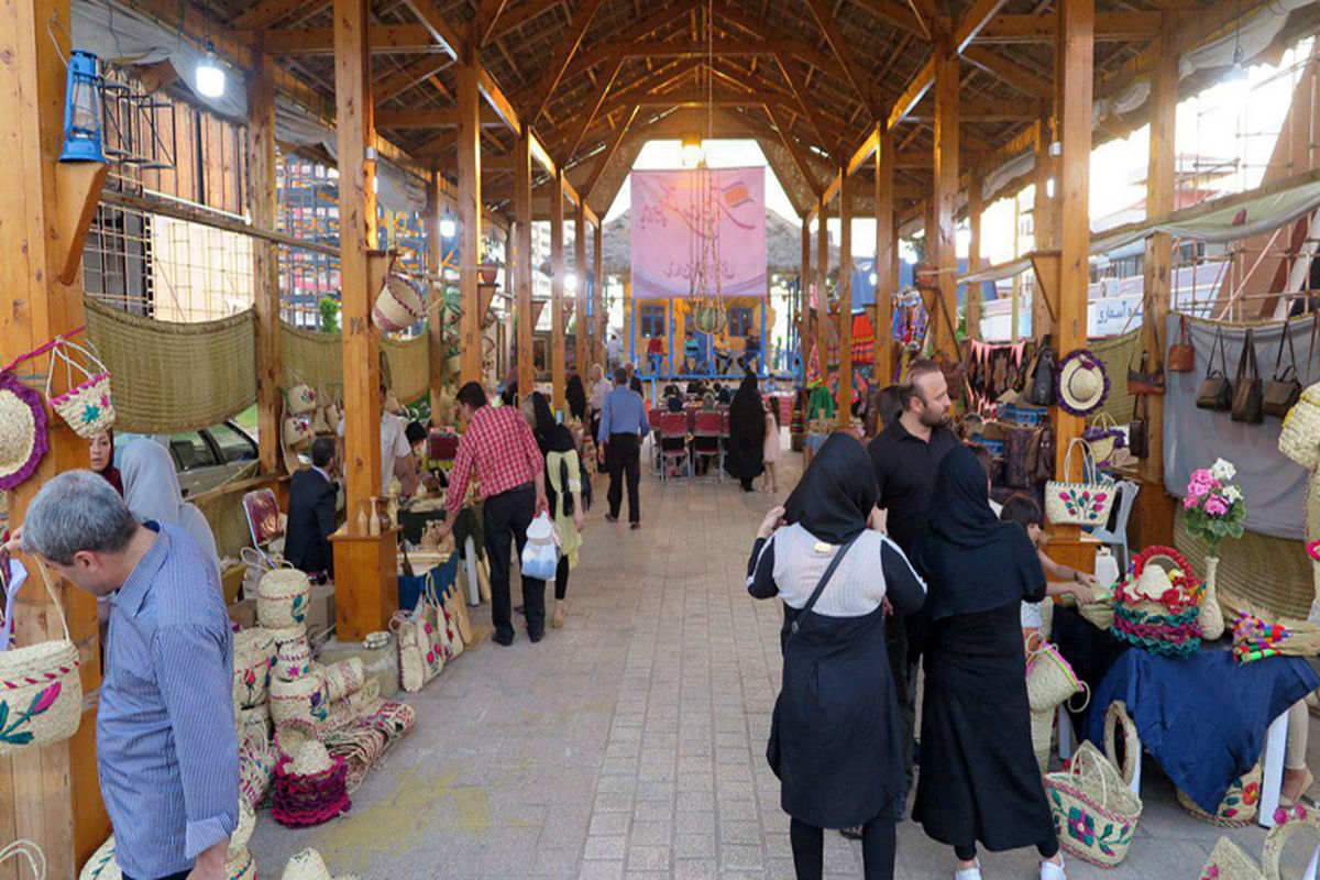 رونق بازار صنایع دستی با استقبال گردشگران از بازارچه صنایع دستی منطقه آزاد انزلی