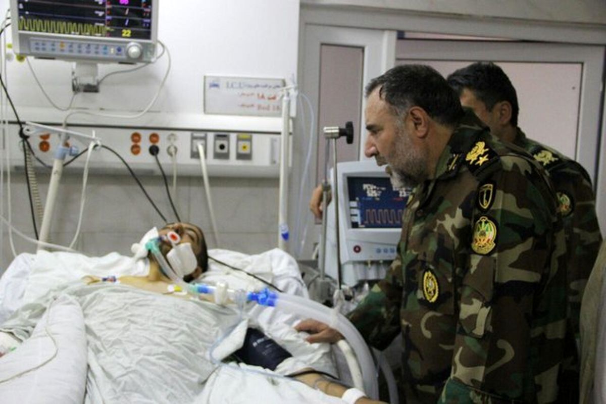 فرمانده نیروی زمینی از سربازان مجروح حادثه پادگان آبیک عیادت کرد