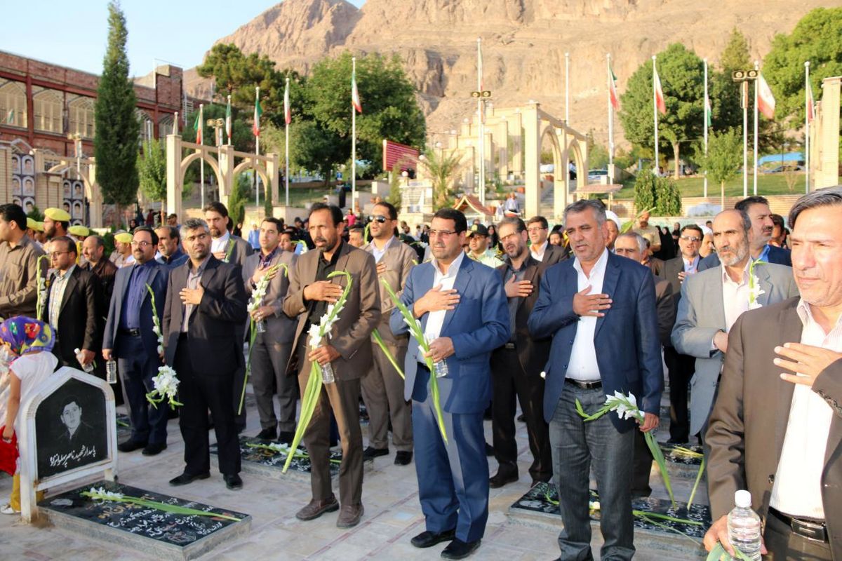 مسئولان قضائی استان کرمان با شهدا تجدید میثاق کردند/حفظ یاد و خاطره شهدا در جامعه ضرورت دارد