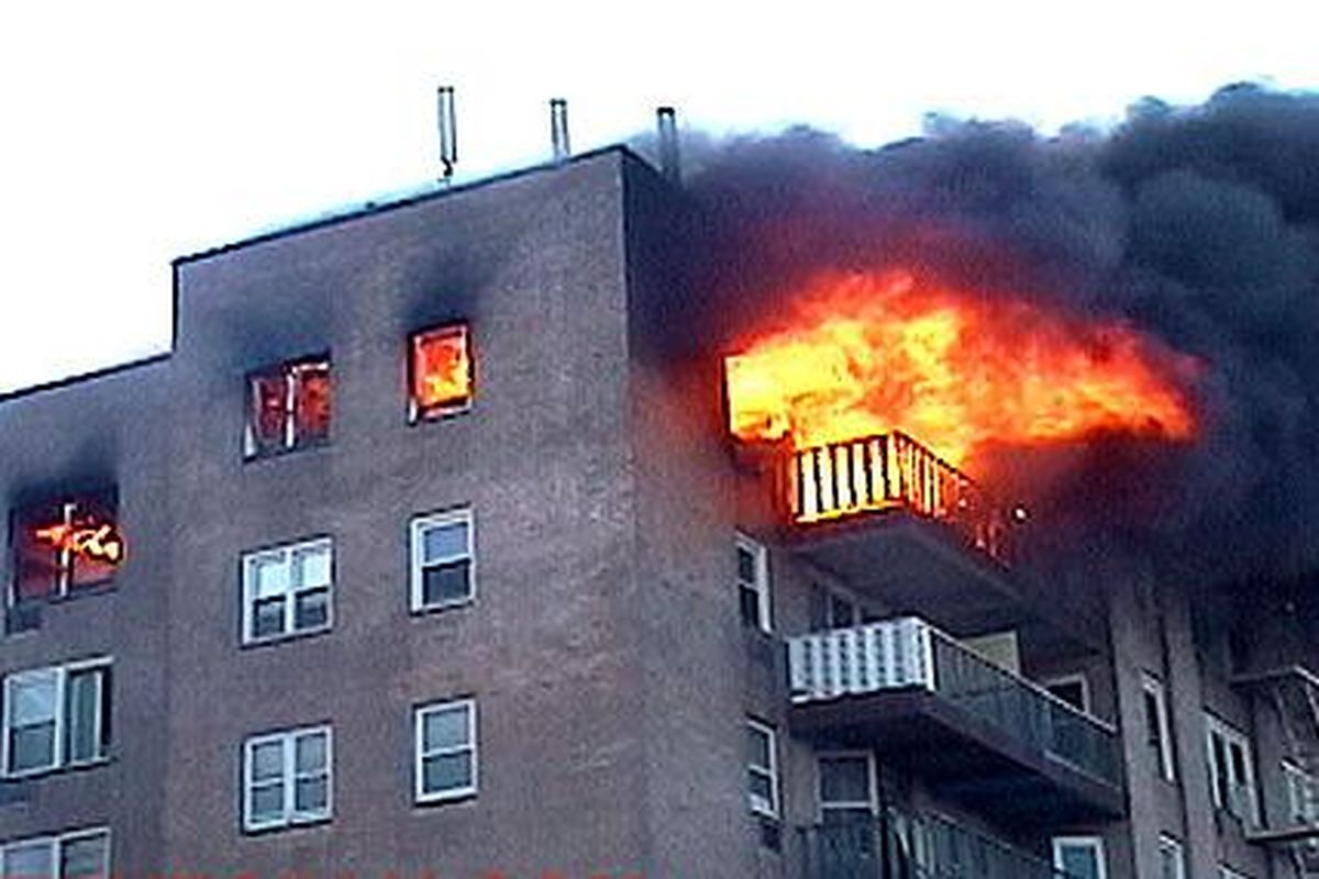 زن جوان از ترس آتش سوزی گسترده خود را به پایین پرت کرد