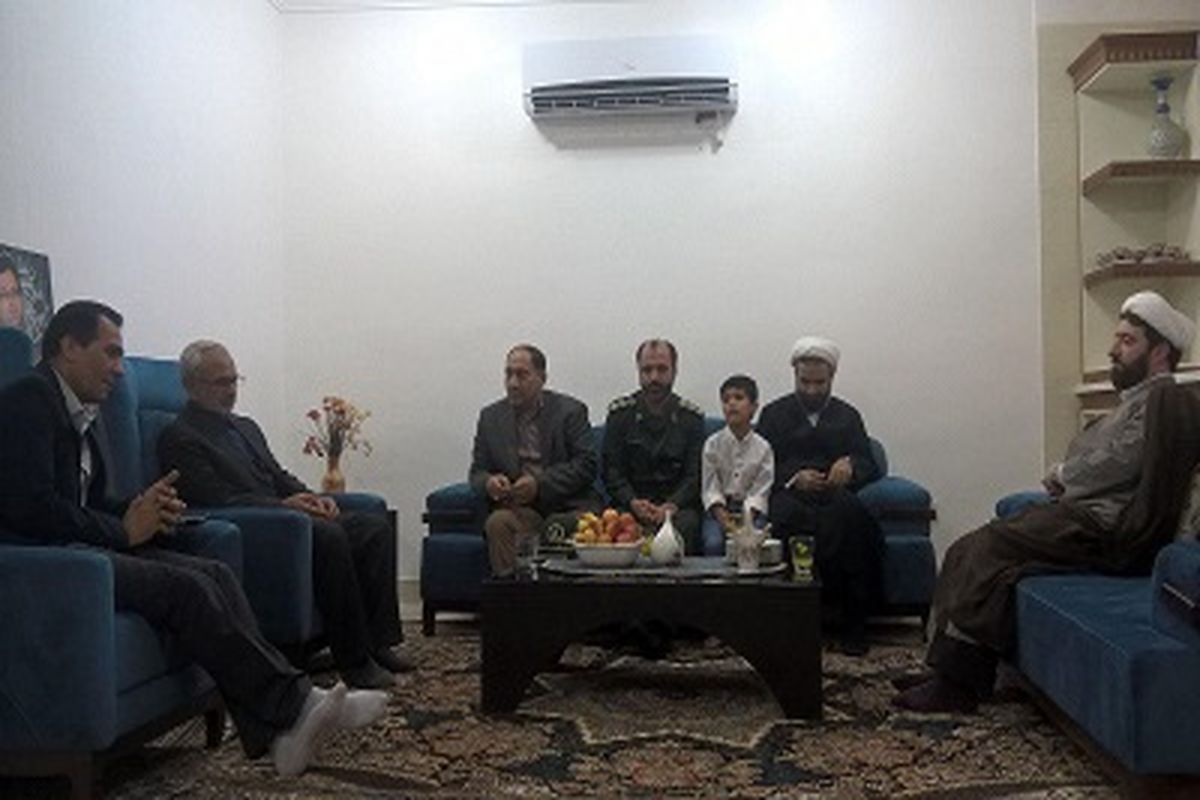 امام جمعه و معاون فرمانداری آبدانان با خانواده شهید دکتر داریوش رضایی نژاد دیدار کردند