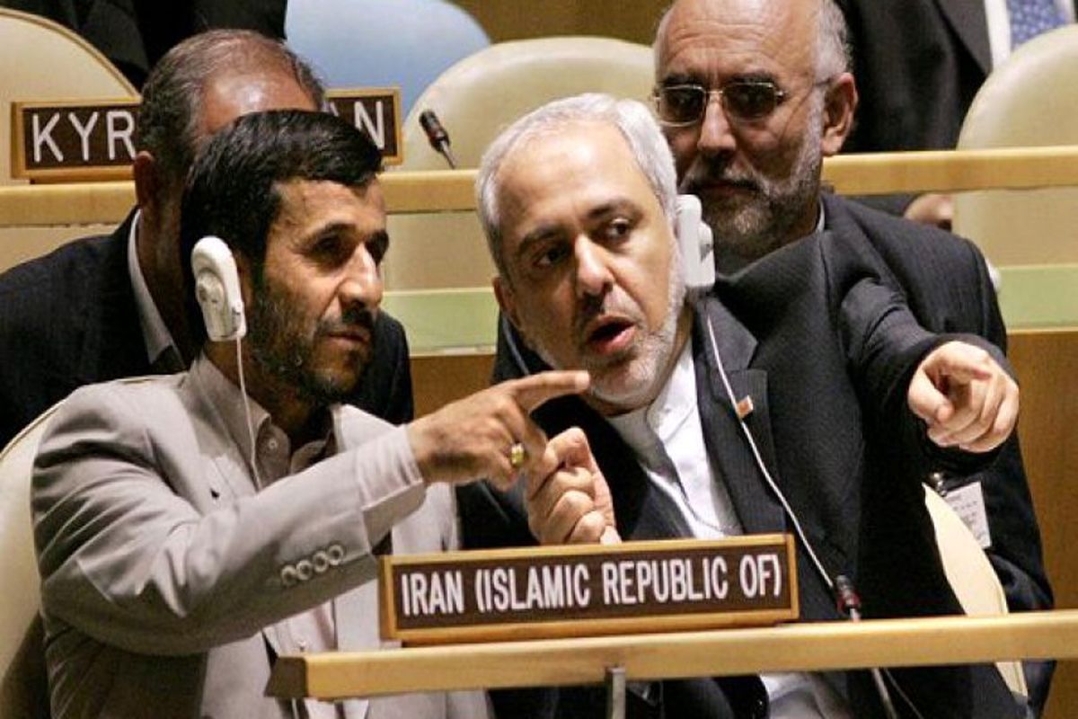 نگاه معنادار ظریف به احمدی‌نژاد